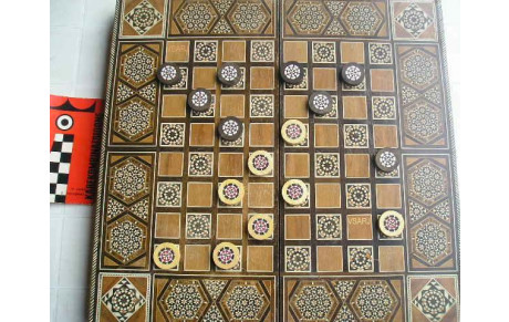 Un damier en marqueterie et micromosaïque ! c'est de l'art...