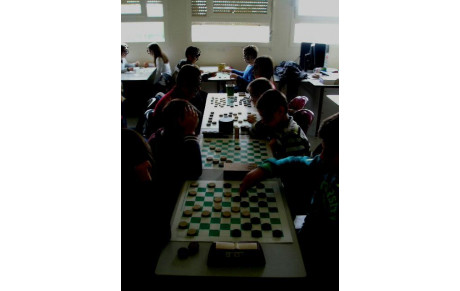 De la 6è à la 3è, les jeunes jouent au Jeu de Dames au collège.