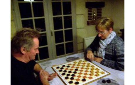 Un damier et des pions pour partager toujours un bon moment...