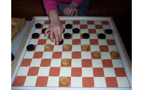 Jouer au Jeu de Dames au club multi-jeux AILLANT-RECREA'JEUX (89) 