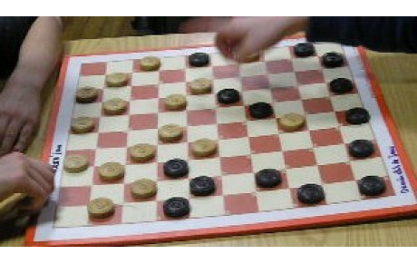 Jeu de Dames à nos soirées multi jeux de société Aillant-Récréa’Jeux