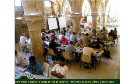 Jeu de Dames : Les blancs jouent et gagnent…